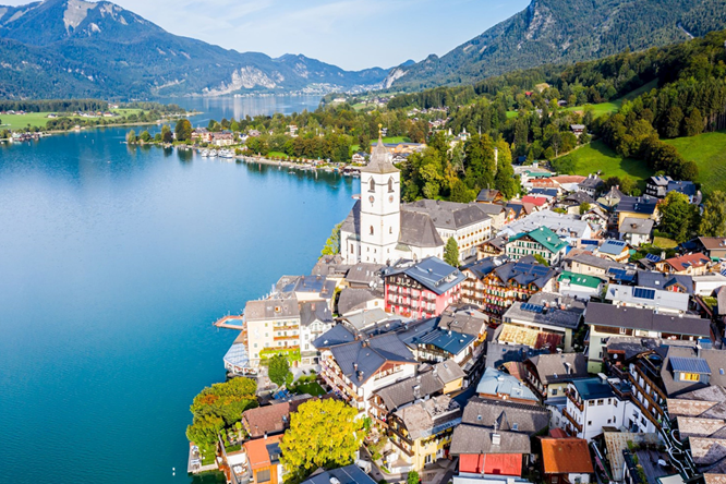 بحيرة فولفغانغ Wolfgangsee Lake النمسا هي احدى أجمل البحيرات الفيروزية في منطقة سالتسكاماغوت الخلابة. تبعد البحيرة 33كم فقط عن سالزبورغ.