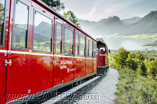  يمكنكم تسلق الجبل الذي يبلغ ارتفاعه 1783م من St. Wolfgang سيرًا على الأقدام، أو استخدام Schafbergbahn.