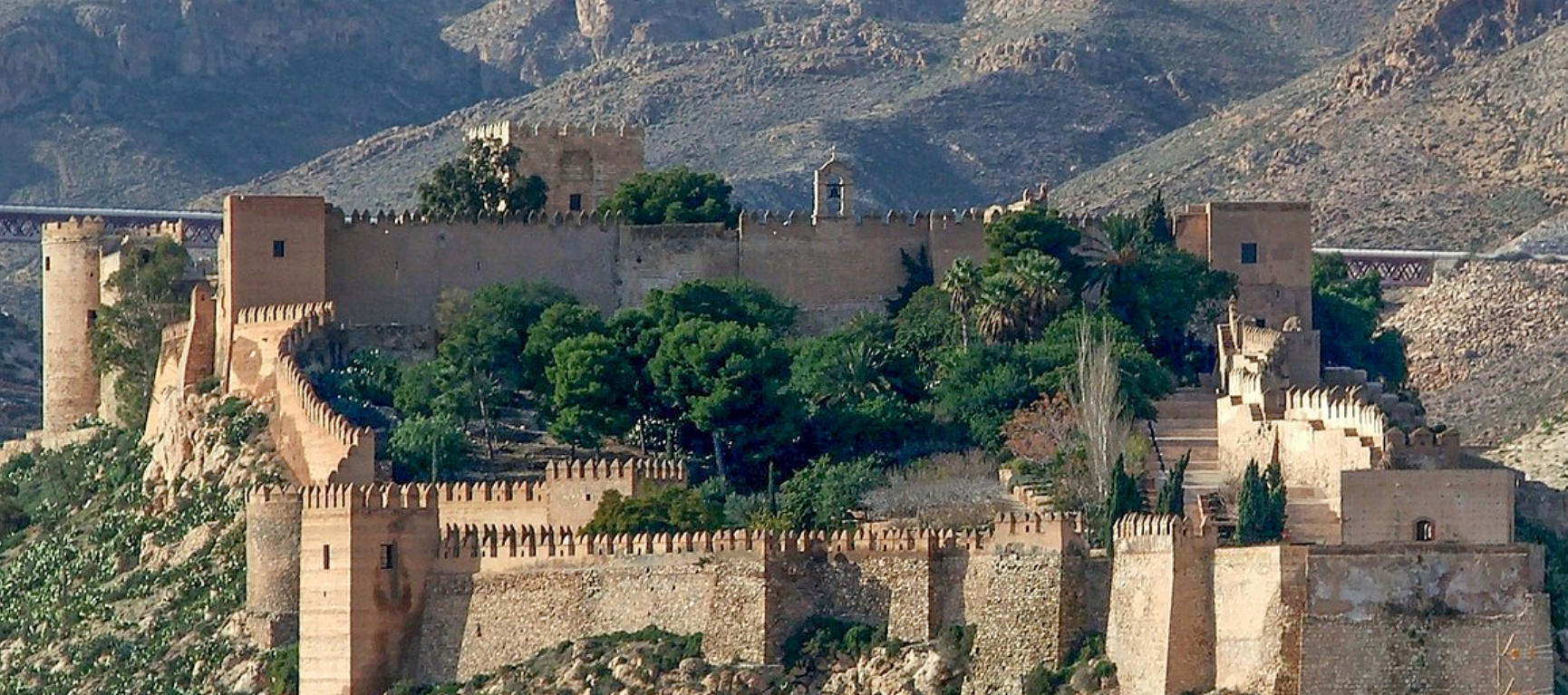 الميريا Almería إسبانيا أمر ببنائها الناصر وجاء اسمها من وظيفتها مرصدًا وقول اخر بالمرآية لأن المدينة ومعالمها تنعكس على المياه .