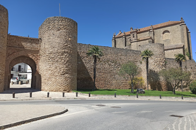 رندة Ronda إسبانيا كان بها مسجد كبير لكنه هدم بعد خروج المسلمين منها، وأقام الأسبان كنيسة في مكانه، ولم يبقَ من المسجد سوى المحراب.