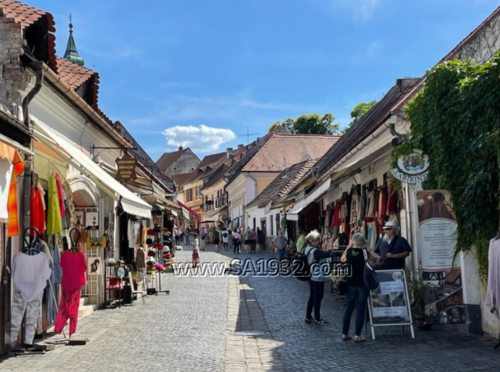 قرية Szentendre
نص ساعه عن بودابست
تقدر تروح لها بالسياره او بالباص