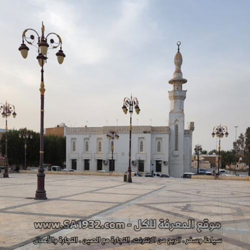 مسجد التوبة، المعروف أيضًا بمسجد الرسول ﷺ، يقع على بُعد دقائق من عين سكر، وهي العين التي شرب منها النبي محمد صلى الله عليه وسلم خلال غزوة تبوك. تم تجديد المسجد عدة مرات ويتميز بطابع مشابه للحرم النبوي في المدينة المنورة. مقابل المسجد، توجد قلعة تبوك التي تم تحويلها إلى متحف، والدخول إليها مجاني.