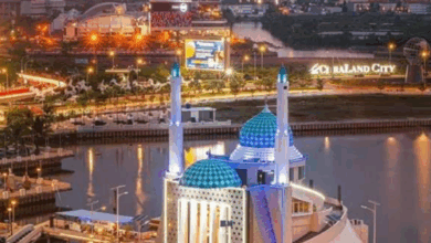 ماكاسار Makassar إندونيسيا تشتهر بتاريخها البحري الغني، ومأكولاتها البحرية اللذيذة، وشواطئها الجميلة. إليك دليل شامل لاستكشاف هذه المدينة