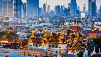 بانكوك Bangkok تايلاند عاصمة تايلاند وتمزج بين الأماكن القديمة وناطحات السحاب ومراكز التسوق الفاخرة. إليك دليل شامل لاستكشاف بانكوك